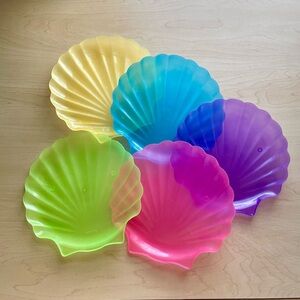 Neon seashell plastic plates
